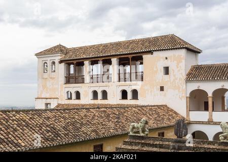 Alhambra Granada Spanien - 09 14 2021: Blick auf das Hauptgebäude des Garden Water Channel, auf die Gärten des Generalife, ein klassisches Gebäude in der Alhambra Stockfoto