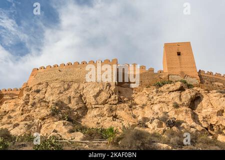 Almeria Spanien - 09 14 2021: Blick auf die Außenfassade Festungsturm an der Alcazaba von Almería, Alcazaba y Murallas del Cerro de San Cristóbal, für Stockfoto