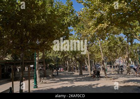 Saint-Tropez, Frankreich - 8. August 2022 - der landschaftlich reizvolle Place des Lices - auf dem Platz befindet sich sowohl ein provenzalischer Markt als auch ein Spielplatz für Boccia-Spieler Stockfoto