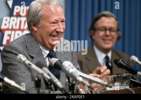 28. Februar 1974, London, England, Vereinigtes Königreich: Premierminister EDWARD HEATH spricht während einer Vorwahlkonferenz vor dem Hauptquartier der Konservativen Partei in London. Heath war eine britische Politikerin, die von 1970 bis 1974 als Premierminister des Vereinigten Königreichs und von 1965 bis 1975 als Vorsitzende der Konservativen Partei fungierte. Von 1950 bis 2001 war Heath 51 Jahre lang Mitglied des Parlaments. Die Ergebnisse der Parlamentswahlen von 1974 waren ergebnislos, da keine Partei im Unterhaus eine Gesamtmehrheit gewann. Heath begann Verhandlungen mit Jeremy Thorpe, dem Führer der Liberalen Stockfoto