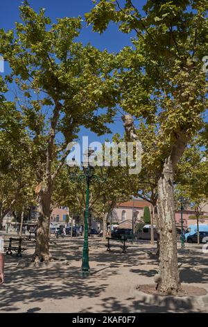 Saint-Tropez, Frankreich - 8. August 2022 - der landschaftlich reizvolle Place des Lices - auf dem Platz befindet sich sowohl ein provenzalischer Markt als auch ein Spielplatz für Boccia-Spieler Stockfoto