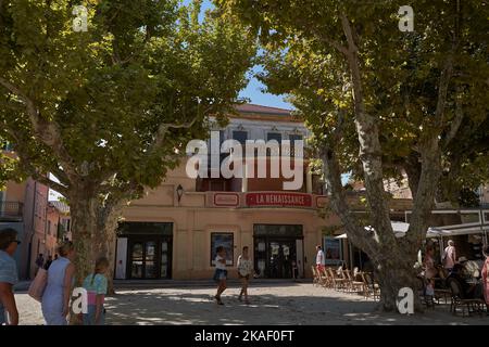 Saint-Tropez, Frankreich - 8. August 2022 - der landschaftlich reizvolle Place des Lices - auf dem Platz befindet sich sowohl ein provenzalischer Markt als auch ein Spielplatz für Boccia-Spieler Stockfoto