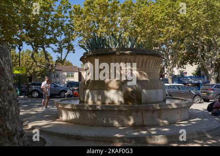 Saint-Tropez, Frankreich - 8. August 2022 - der landschaftlich reizvolle Place des Lices - auf dem Platz befindet sich sowohl ein provenzalischer Markt als auch ein Spielplatz für Boccia-Spieler Stockfoto