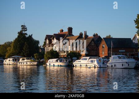 Blick auf Horning, kurz vor Sonnenuntergang, auf dem Fluss Bure, Norfolk Broads Stockfoto