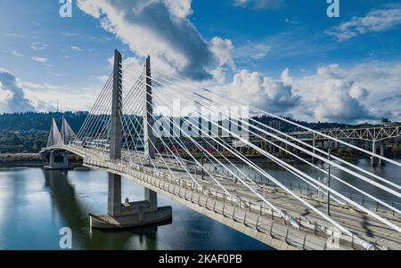 Tilikum Crossing, Bridge of the People ist eine Kabelbrücke über den Willamette River in Portland, Oregon, USA. Es wurde von Trimet, der regionalen Transitbehörde der Metropolregion Portland, für die Personenzüge DER STADTBAHN MAX Orange Line entworfen. Die Brücke dient auch Stadtbusse und die Portland Streetcar, sowie Fahrräder, Fußgänger und Rettungsfahrzeuge. Private Autos und Lastwagen sind auf der Brücke nicht erlaubt. Es ist die erste große Brücke in den USA, die den Zugang zu Transitfahrzeugen, Radfahrern und Fußgängern, aber nicht Autos ermöglichen soll. Stockfoto