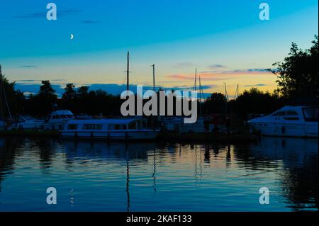 Blick auf den Segelclub Horning, kurz vor Sonnenuntergang, auf dem Fluss Bure, Norfolk Broads Stockfoto