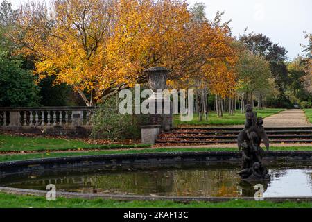 Stoke Poges, Buckinghamshire, Großbritannien. 2.. November 2022. Herbstliche Reflexionen. Es war heute ein kühlerer Tag in den Stoke Poges Memorial Gardens, da die Temperaturen von den Hochs des Wochenendes gesunken sind. Die Gärten sind jedoch voller wunderschöner Herbstfarben. Quelle: Maureen McLean/Alamy Live News Stockfoto