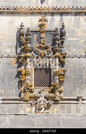 Tomar Portugal - 08 09 2022: Detailansicht des portugiesischen gotischen verzierten Fensters, manueline-Fassade, mit verzierten Details, ikonisches Kapitelhaus Stockfoto