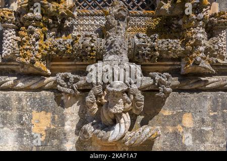 Tomar Portugal - 08 09 2022: Detailansicht des portugiesischen gotischen verzierten Fensters, manueline-Fassade, mit verzierten Details, ikonisches Kapitelhaus Stockfoto