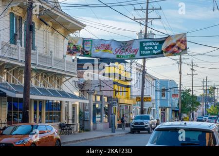 NEW ORLEANS, LA, USA - 31. OKTOBER 2022: Oak Street Po-Boy Festival Banner, das in der Vorbereitung auf das Festival unter den Unternehmen auf der Oak Street gezeigt wird Stockfoto