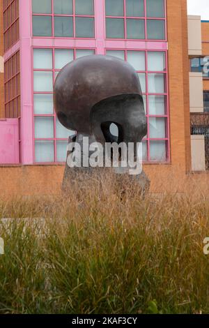 Chicago, Illinois - 'Nuclear Energy', eine Skulptur von Henry Moore, auf dem Gelände der ersten kontrollierten nuklearen Kettenreaktion, die die Tür zu öffnen Stockfoto