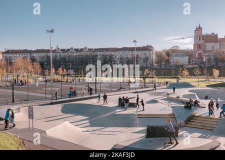 Vilnius, Litauen - 31. Oktober 2022: Outdoor-Sportaktivitäten, Freizeitunterhaltung im modernen White Brigde Sportplatz in der Nähe des Flusses Neris in Stockfoto