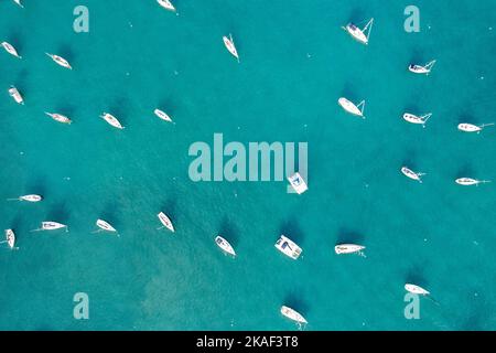 Eine Luftaufnahme einer Reihe von Booten, die im Sommer auf dem Lake Michigan segeln Stockfoto