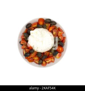 Burrata Pugliese mit Tomaten und Oliven Stockfoto