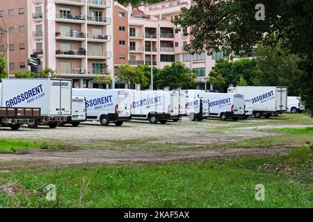 Eine Reihe von Fahrzeugen der Firma Grossorent Rent a Car, die in einem Park in Leiria, Portugal, geparkt sind Stockfoto