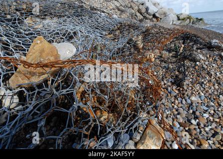 Broken Galvanized Wire Gabion Korb mit Coraline Crag Stücke und Rock Revetment, beide Flutverteidigung, Küste von Thorpeness Beach 02/10/2022 Stockfoto