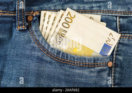 Ein Stapel von 200 Euro Scheinen in einer Jeanstasche. Geld in der Vordertasche der Jeans. Das Konzept von Investitionen, Bargeld, Vermögen und Gewinn, Copyspace. Stockfoto