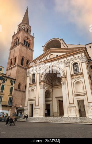 Mantua, Italien - 02-27-2022: Die wunderschöne Basilika des Heiligen Andrea in Mantua Stockfoto