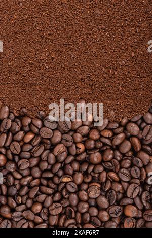 Vertikaler Hintergrund von frisch gerösteten Kaffeebohnen und gemahlenem Kaffee. Vollformat, Kopierbereich. Stockfoto