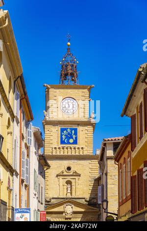 SALON DE PROVENCE, FRANKREICH - 3. AUGUST 2022: Antiker Uhrenturm im Stadtzentrum von Salon Stockfoto