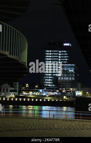 Die Lanxess Zentrale über dem Rhein und die Deutzer Brücke in Köln Stockfoto