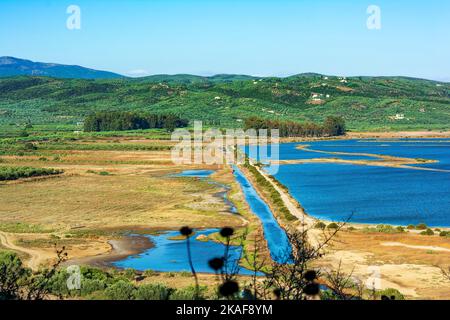 Blick auf die Lagune von gialova. Die Lagune von gialova ist eines der wichtigsten Feuchtgebiete in Europa. Griechenland. Stockfoto