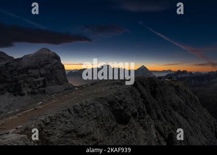 Sonnenaufgang auf dem Gipfel des kleinen Lagazuoi mit der Tofane di Rozes, der Lagazuoi Hütte in den Dolomiten bei Cortina d'Ampezzo, Italien Stockfoto