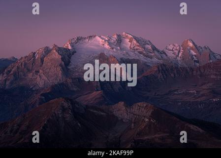 Farbenfrohe Morgendämmerung auf dem Gipfel des Marmolada-Massivs im Herbst, Dolomiten, Italien Stockfoto