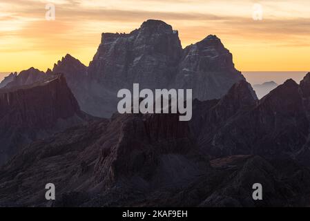 Sonnenaufgang auf dem Gipfel des kleinen Lagazuoi mit dem Panorama der Dolomiten und der Gipfel des Monte Pelmo, Novolau, Averau, Italien Stockfoto