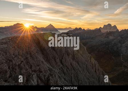 Sonnenaufgang auf dem Gipfel des kleinen Lagazuoi mit dem Panorama der Dolomiten und der Gipfel von Sorapiss, Antelao, Monte Pelmo, Novolau, Averau, Italien Stockfoto