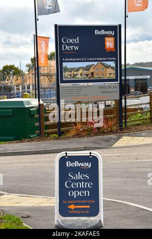 Pontypridd, Wales - Oktober 2022: Schild vor dem Eingang eines neuen Wohnbaus, der von Bellway Homes gebaut wird Stockfoto