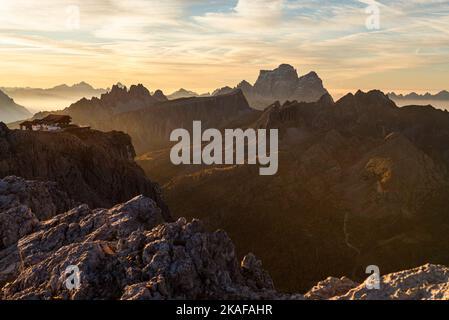 Sonnenaufgang auf dem Gipfel des kleinen Lagazuoi mit dem Panorama der Dolomiten und der Gipfel des Monte Pelmo, Novolau, Averau, Italien Stockfoto