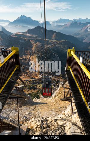 Eine Gondel der Lagazuoi-Seilbahn nähert sich der Bergstation vor einer herbstlichen Dolomitenlandschaft, Cortina d'Ampezzo, Italien Stockfoto