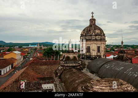 Das wunderschöne Stadtbild mit Palmen und der Kirche der Barmherzigkeit in Granada, Nicaragua Stockfoto