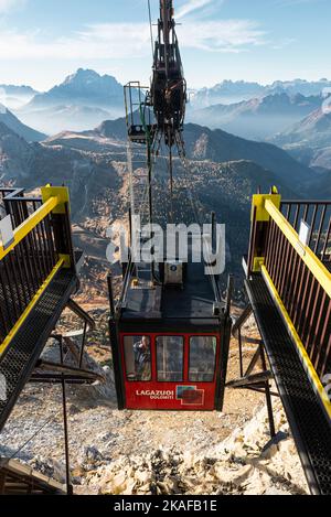 Eine Gondel der Lagazuoi-Seilbahn nähert sich der Bergstation vor einer herbstlichen Dolomitenlandschaft, Cortina d'Ampezzo, Italien Stockfoto