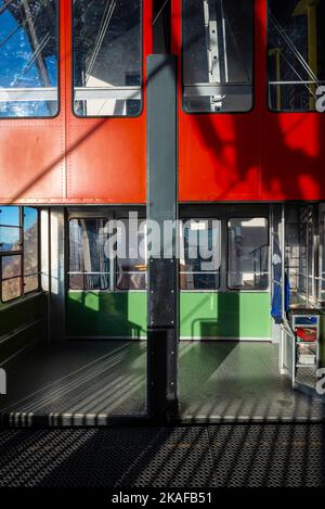 Eine Gondel der Lagazuoi-Seilbahn an der Bergstation in den Dolomiten, Cortina d'Ampezzo, Provinz Belluno, Italien Stockfoto