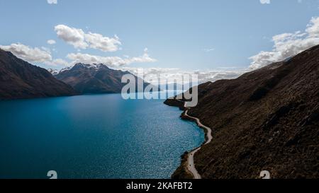 Eine malerische Aussicht auf einen Fluss und Küstenstraße umgeben von Bergen, Neuseeland Stockfoto