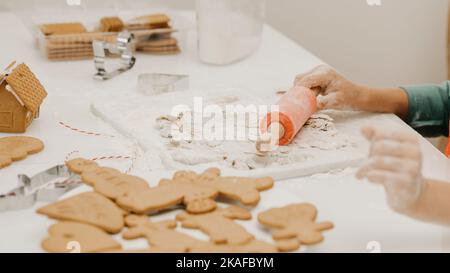 Ein Junge macht Neujahrskekse in der Küche. Heiligabend, Silvester. Stockfoto