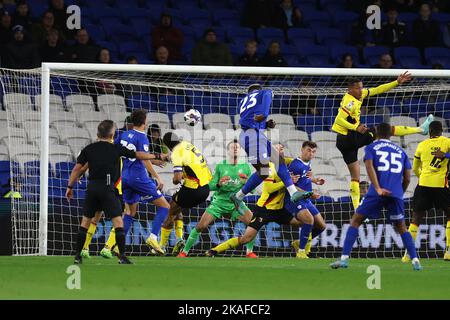 Cardiff, Großbritannien. 02.. November 2022. Cedric Kipre aus Cardiff (23) schießt seinem Team 1. Tore. EFL Skybet Championship match, Cardiff City gegen Watford im Cardiff City Stadium in Cardiff, Wales am Mittwoch, 3.. November 2022. Dieses Bild darf nur für redaktionelle Zwecke verwendet werden. Nur zur redaktionellen Verwendung, Lizenz für kommerzielle Nutzung erforderlich. Keine Verwendung in Wetten, Spiele oder einem einzigen Club / Liga / Spieler Publikationen. PIC von Andrew Orchard / Andrew Orchard Sport Fotografie / Alamy Live News Kredit: Andrew Orchard Sport Fotografie / Alamy Live News Stockfoto