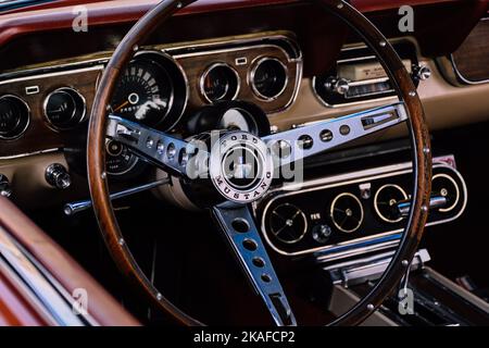 Nahaufnahme eines Ford Mustang Lenkrads auf der Classic Car Show Ryde Isle of Wight Stockfoto