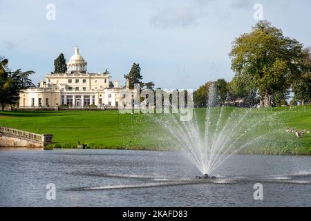 Stoke Poges, Großbritannien. 2.. November 2022. Das denkmalgeschützte Herrenhaus im Stoke Park in Buckinghamshire. Der ehemalige Mitgliedsklub, das Hotel, das Spa, das Fitnessstudio und der 27-Loch-Golfplatz wurden 2021 an Reliance Industries Ltd verkauft, das vom indischen Milliardär Mukesh Ambani kontrolliert wird. Der Club und das Land wurden gemeldet, um für £57m gekauft werden. Das Herrenhaus und der Golfclub werden renoviert, bevor es irgendwann wieder eröffnet wird. Stoke Park war Schauplatz einiger berühmter Filme wie Bridget Jones Diary, Goldfinger, Tomorrow Never Dies, Wimbledon und Layer Cake. Quelle: Maureen McLean/Alamy Live New Stockfoto