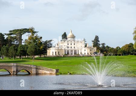 Stoke Poges, Großbritannien. 2.. November 2022. Das denkmalgeschützte Herrenhaus im Stoke Park in Buckinghamshire. Der ehemalige Mitgliedsklub, das Hotel, das Spa, das Fitnessstudio und der 27-Loch-Golfplatz wurden 2021 an Reliance Industries Ltd verkauft, das vom indischen Milliardär Mukesh Ambani kontrolliert wird. Der Club und das Land wurden gemeldet, um für £57m gekauft werden. Das Herrenhaus und der Golfclub werden renoviert, bevor es irgendwann wieder eröffnet wird. Stoke Park war Schauplatz einiger berühmter Filme wie Bridget Jones Diary, Goldfinger, Tomorrow Never Dies, Wimbledon und Layer Cake. Quelle: Maureen McLean/Alamy Live New Stockfoto