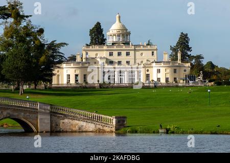 Stoke Poges, Großbritannien. 2.. November 2022. Das denkmalgeschützte Herrenhaus im Stoke Park in Buckinghamshire. Der ehemalige Mitgliedsklub, das Hotel, das Spa, das Fitnessstudio und der 27-Loch-Golfplatz wurden 2021 an Reliance Industries Ltd verkauft, das vom indischen Milliardär Mukesh Ambani kontrolliert wird. Der Club und das Land wurden gemeldet, um für £57m gekauft werden. Das Herrenhaus und der Golfclub werden renoviert, bevor es irgendwann wieder eröffnet wird. Stoke Park war Schauplatz einiger berühmter Filme wie Bridget Jones Diary, Goldfinger, Tomorrow Never Dies, Wimbledon und Layer Cake. Quelle: Maureen McLean/Alamy Live New Stockfoto