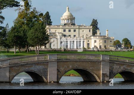 Stoke Poges, Großbritannien. 2.. November 2022. Das denkmalgeschützte Herrenhaus im Stoke Park in Buckinghamshire. Der ehemalige Mitgliedsklub, das Hotel, das Spa, das Fitnessstudio und der 27-Loch-Golfplatz wurden 2021 an Reliance Industries Ltd verkauft, das vom indischen Milliardär Mukesh Ambani kontrolliert wird. Der Club und das Land wurden gemeldet, um für £57m gekauft werden. Das Herrenhaus und der Golfclub werden renoviert, bevor es irgendwann wieder eröffnet wird. Stoke Park war Schauplatz einiger berühmter Filme wie Bridget Jones Diary, Goldfinger, Tomorrow Never Dies, Wimbledon und Layer Cake. Quelle: Maureen McLean/Alamy Live New Stockfoto