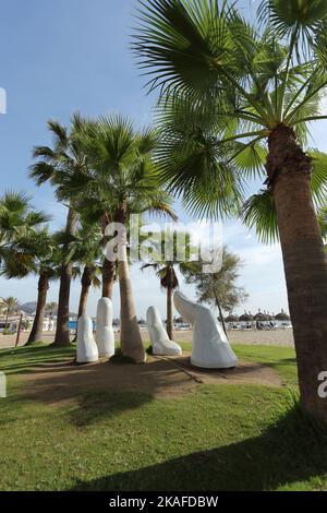 Die Skulptur der offenen Hand, Fuengirola, Málaga, Spanien. Stockfoto