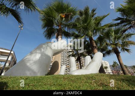 Die Skulptur der offenen Hand, Fuengirola, Málaga, Spanien. Stockfoto