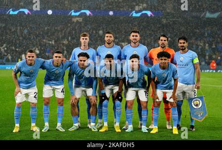 Mannschaftsgruppe von Manchester City (unterste Reihe l-r) Sergio Gomez, Phil Foden, Jack Grealish, Riyad Mahrez, Julian Alvarez, Rico Lewis (oberste Reihe l-r) Cole Palmer, Ruben Dias, Aymeric Laporte, Stefan Ortega, Ilkay Gundogan während des UEFA Champions League-Spiel der Gruppe E im Etihad Stadium, Manchester. Bilddatum: Mittwoch, 2. November 2022. Stockfoto