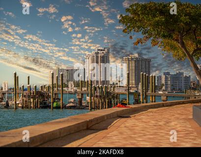 Miami, Florida - Februar 2019: Wunderschöne Luxusgrundstücke auf der Normandy Isle, von Miami Beach aus gesehen Stockfoto