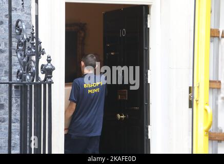 Die Familie Sunak, Rishi, seine Frau und ihre 2 Töchter, ließen ihren Besitz zurück in die Wohnung oberhalb der Downing Street Nr. 10 ziehen, wo sie lebten, als Rishi Kanzler war. Sie sind die erste Premierministerfamilie, die seit 25 Jahren in London, Großbritannien, lebt Stockfoto