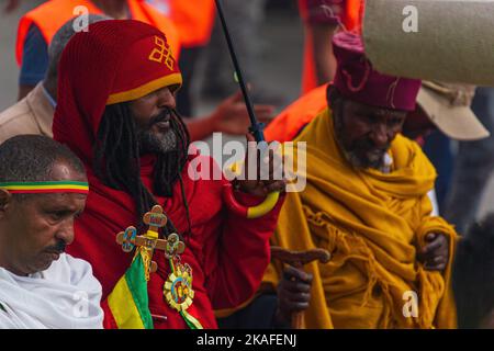 GONDAR, ÄTHIOPIEN, 18 2019. JANUAR: Menschen in traditioneller Kleidung feiern das Timkat-Fest, das wichtige äthiopisch-orthodoxe Fest Stockfoto